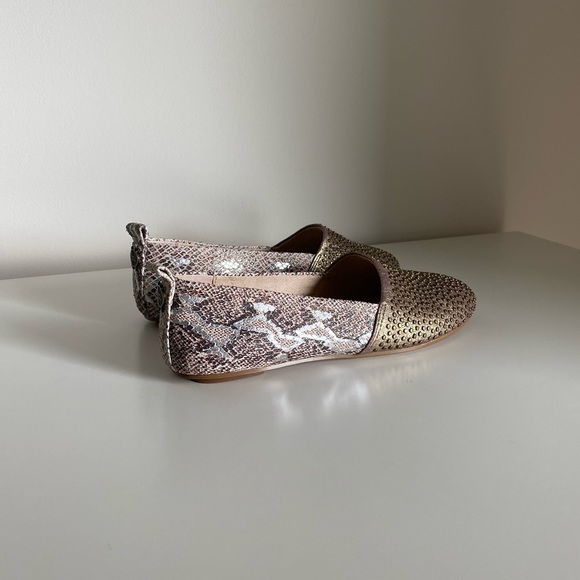 NWOT House of Harlow 1960 Stud Kye Flat - Picture 2 of 13